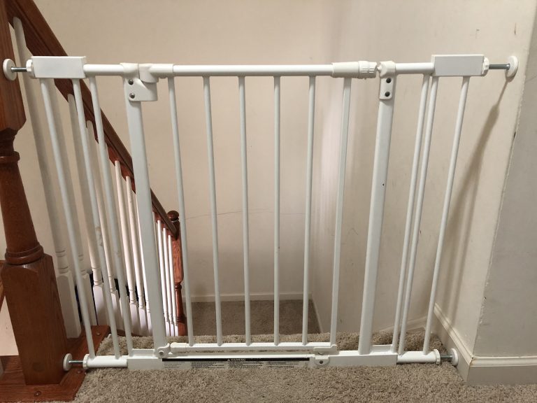 Baby gate to prevent fall into the stairs